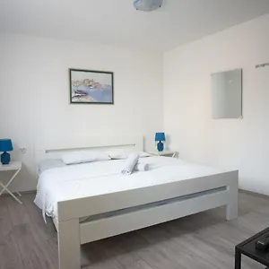  Apartment Fly